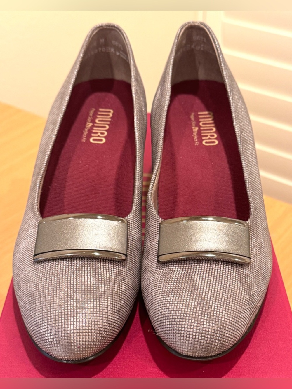 Munro Mara 9.5M Pewter Metallic Silver Pumps - Like New Comfort Heel